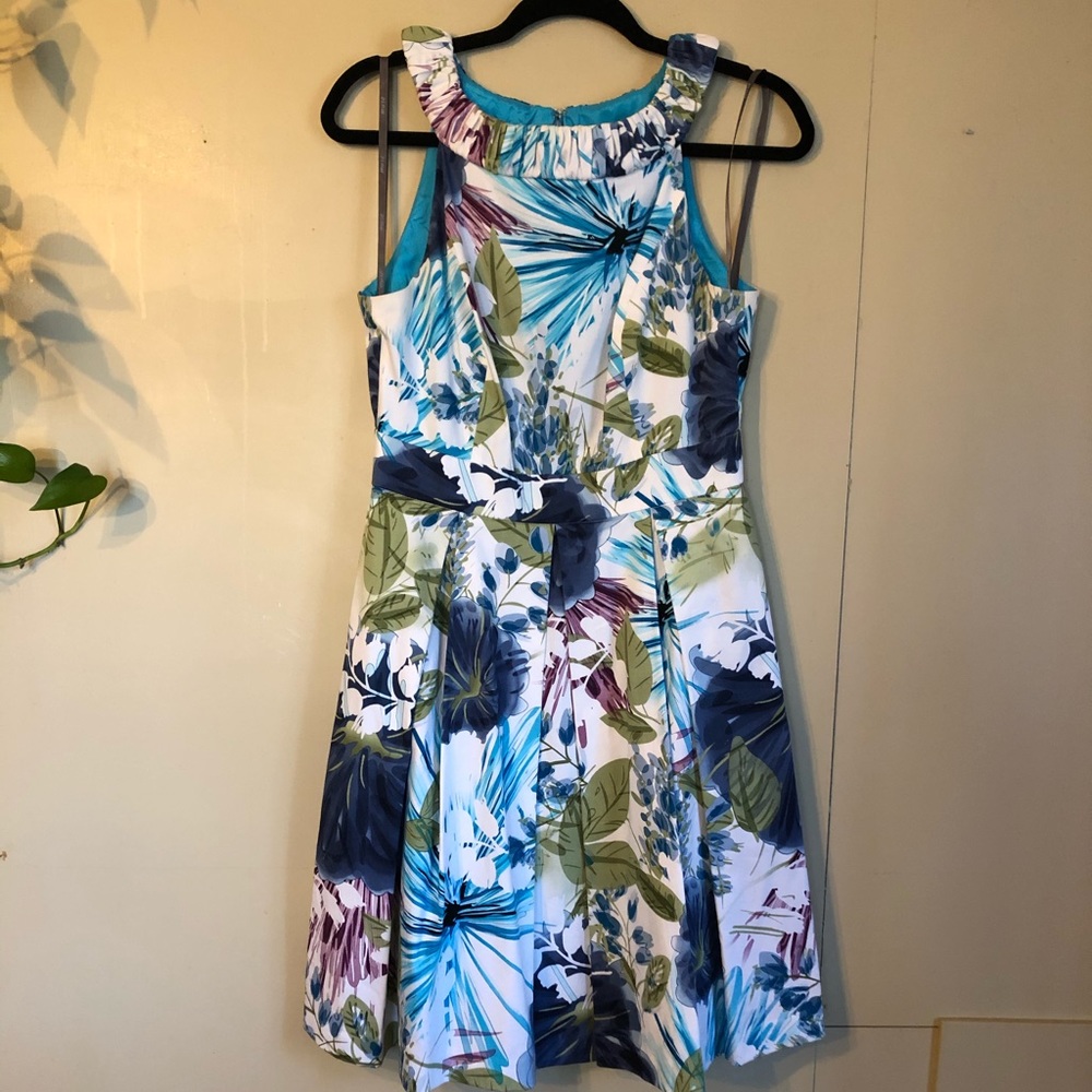 Muse Size 8 Knee-length Dress